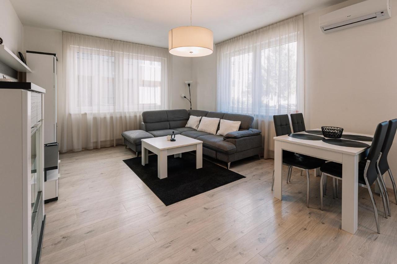 Skau 1 Old Town Family & Business Apartment Free Parking Bratislava Exterior photo