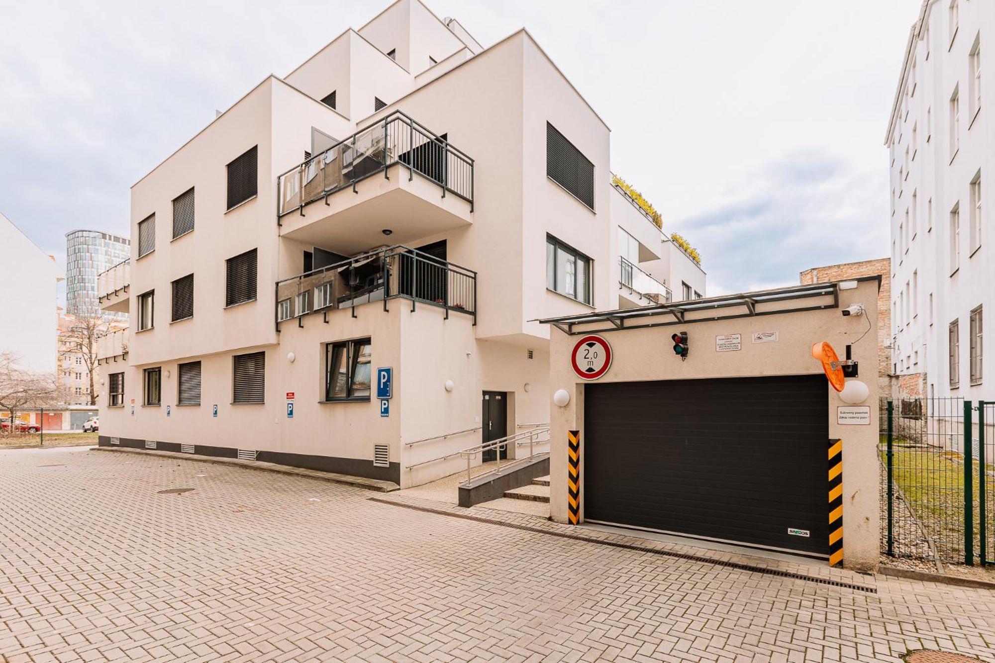 Skau 1 Old Town Family & Business Apartment Free Parking Bratislava Exterior photo